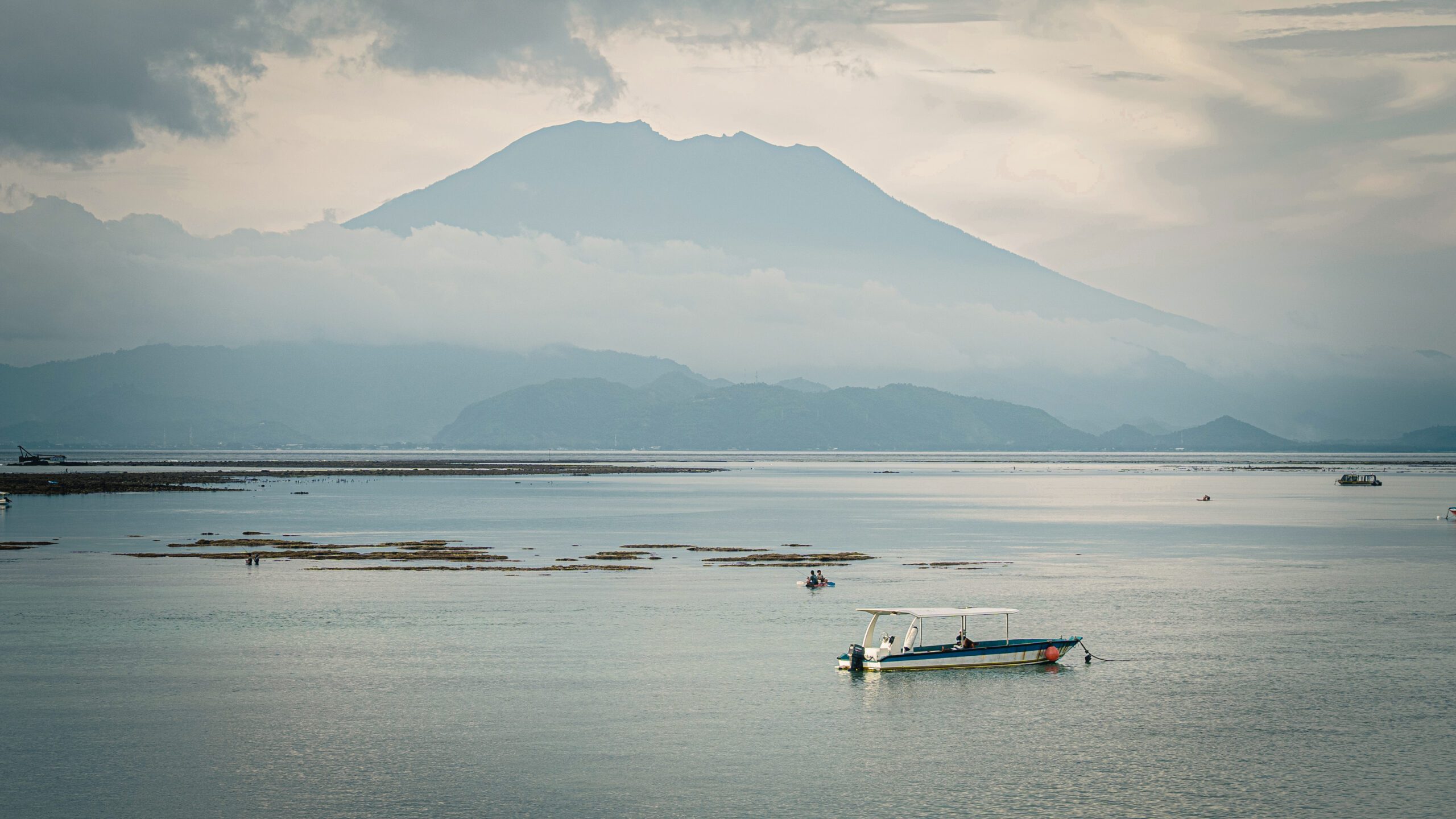lago-mount-agung-nusa-lembongan-boats-lagoon-reef